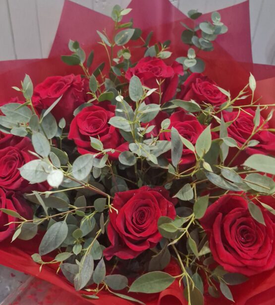 Classic Valentine... 12 Red Roses